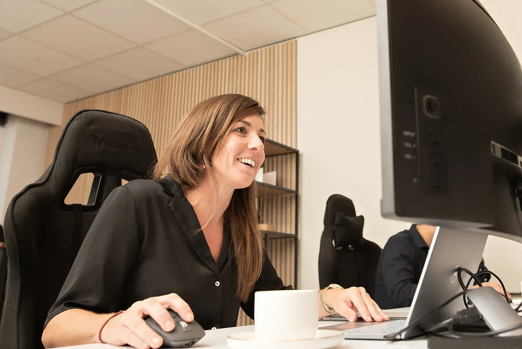 Collega aan het werk aan haar bureau