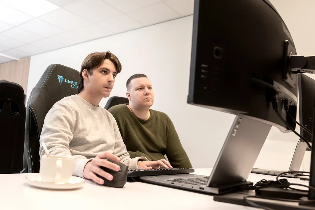 Twee ontwikkelaars werken samen aan een scherm
