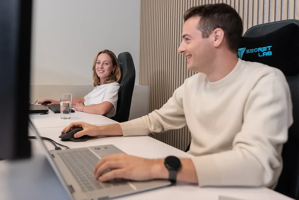 Collega's lachen samen op kantoor