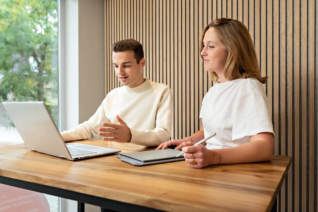 Twee collega's in overleg aan tafel